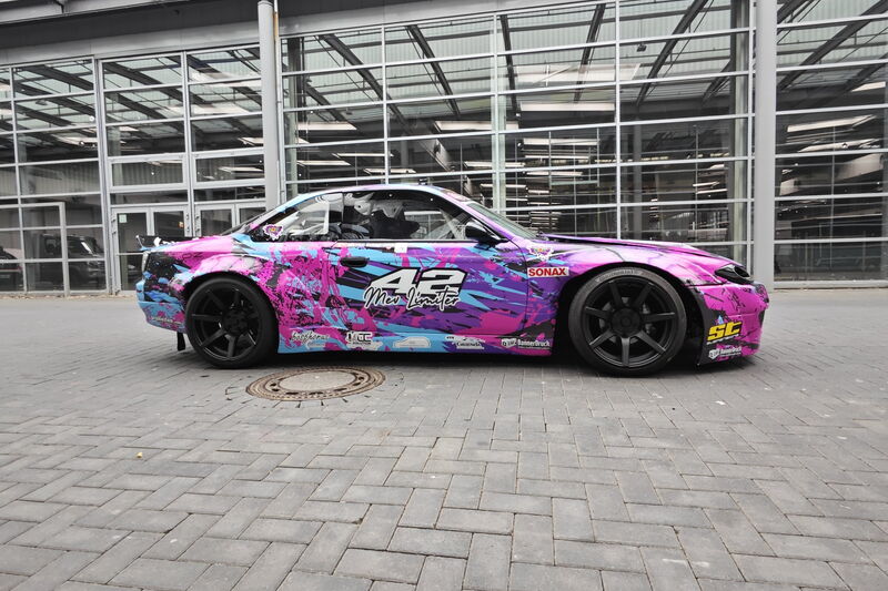 Nissan 200SX S14.9 von der Seite, pink-blaue Folierung mit der 42