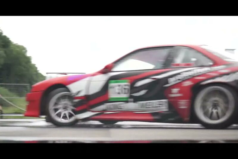 Rote Nissan S14 mit Startnummer 136 im Drift