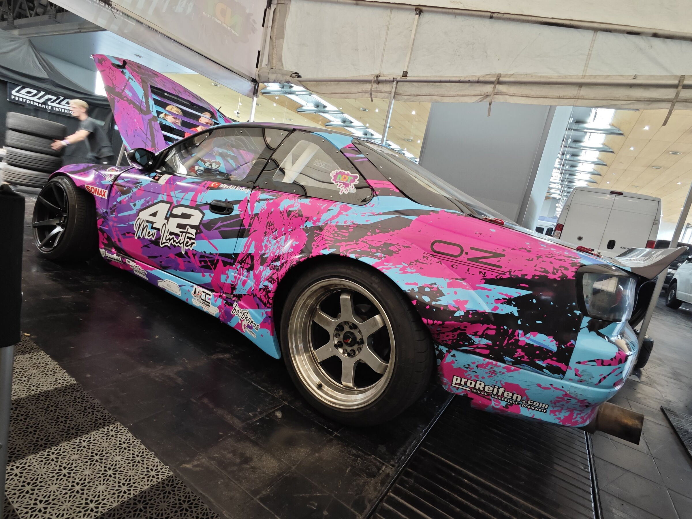 Die S14.9 im Fahrerlager mit Sponsoren-Logos auf der Folierung