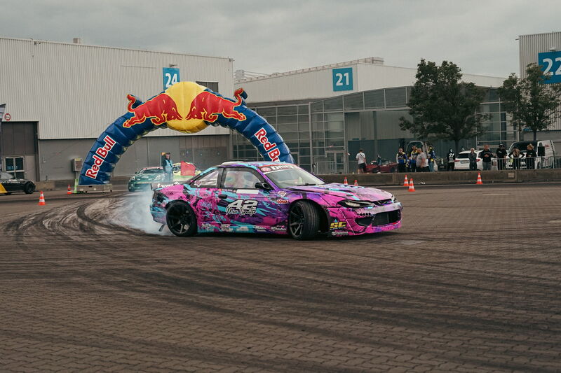 S14.9 im Drift unter dem Red-Bull-Bogen auf dem Messegelände Hannover, 2024