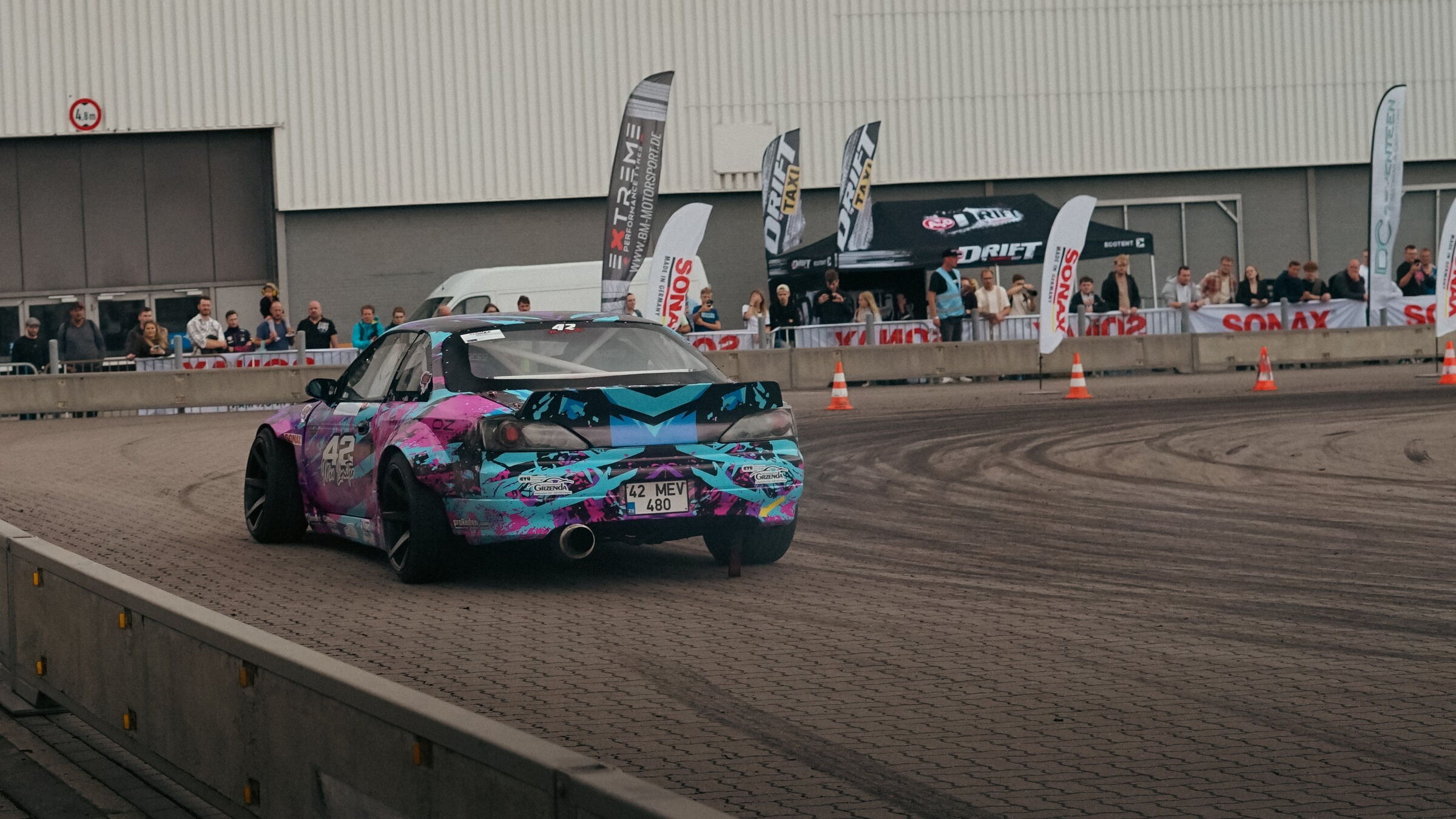 Die S14.9 von hinten im Drift, Zuschauer und Banden im Hintergrund