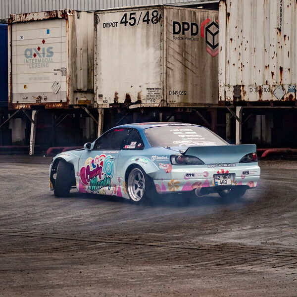 S14.9 in Candy-Folierung im Drift, Blick aufs Heck