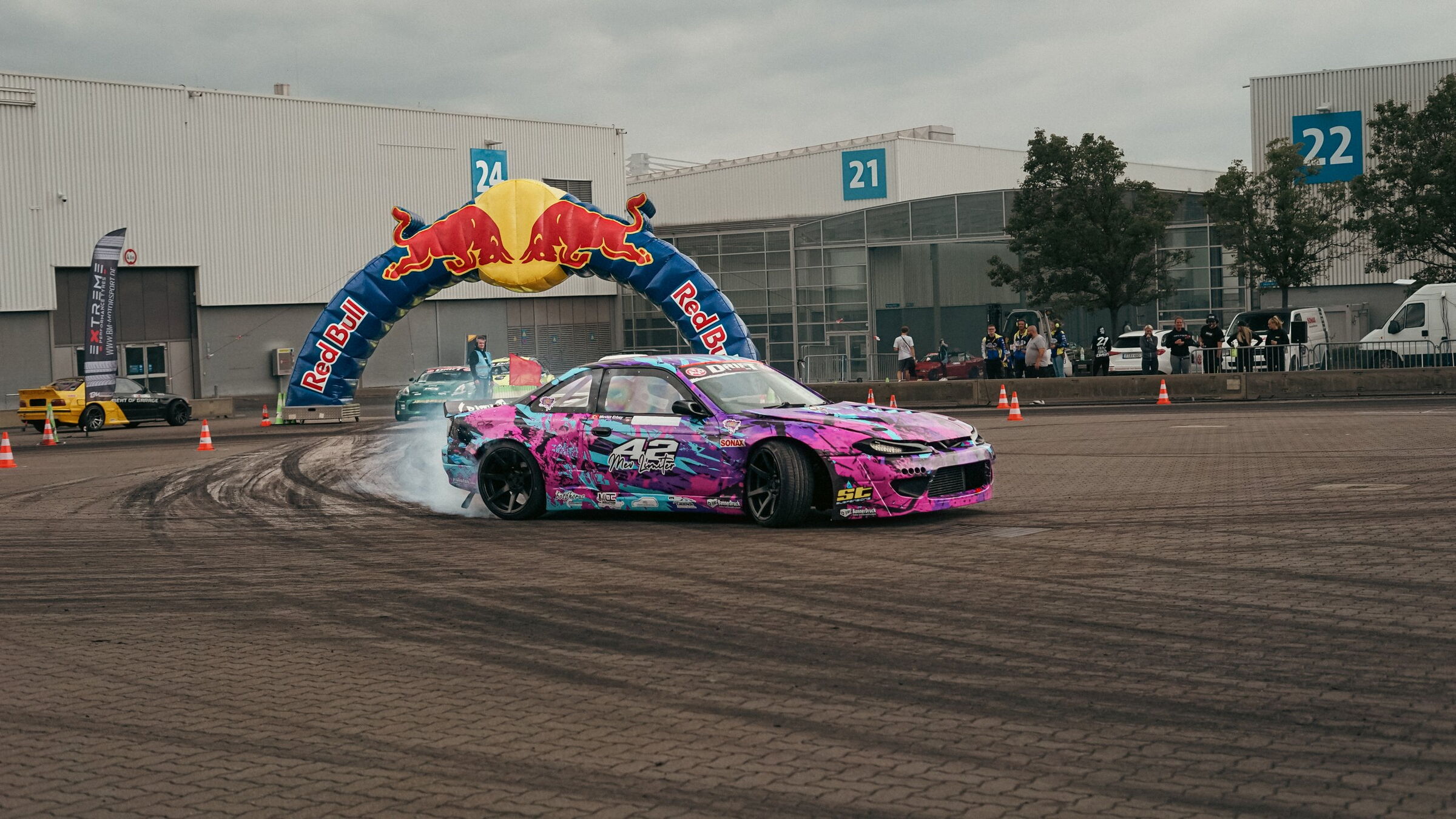 S14.9 im Drift unter dem Red-Bull-Bogen auf dem Messegelände Hannover, 2024
