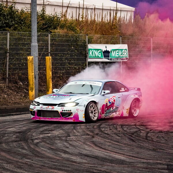 S14.9 im Drift mit pinkem Rauch