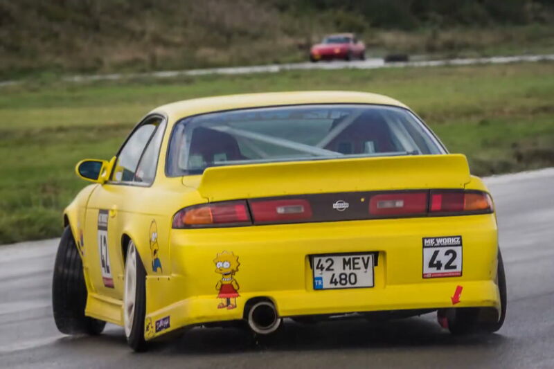 Gelbe Nissan 200SX S14 mit RB25 und Startnummer 42 am Circuit Emmen 2017