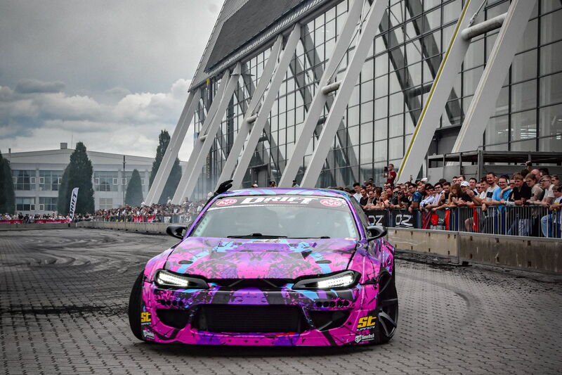 Die pinke S14.9 von vorn im Hochformat, dahinter das Expo-Dach in Hannover