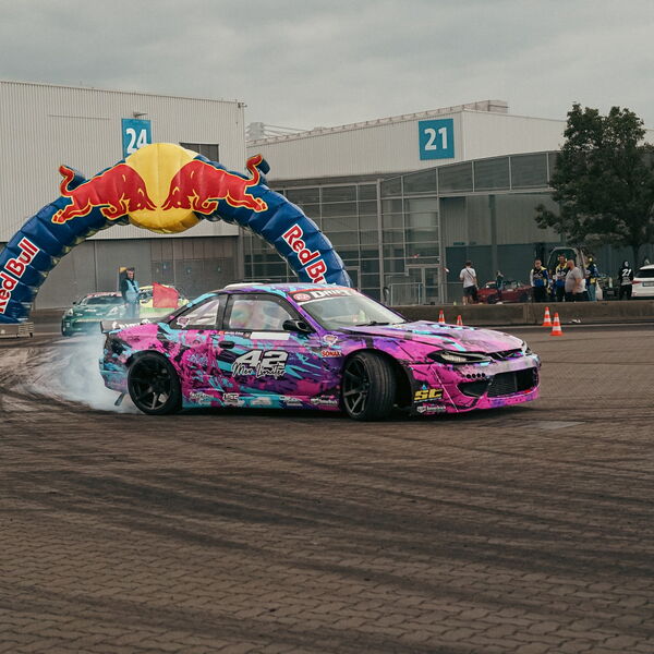 S14.9 im Drift unter dem Red-Bull-Bogen auf dem Messegelände Hannover, 2024
