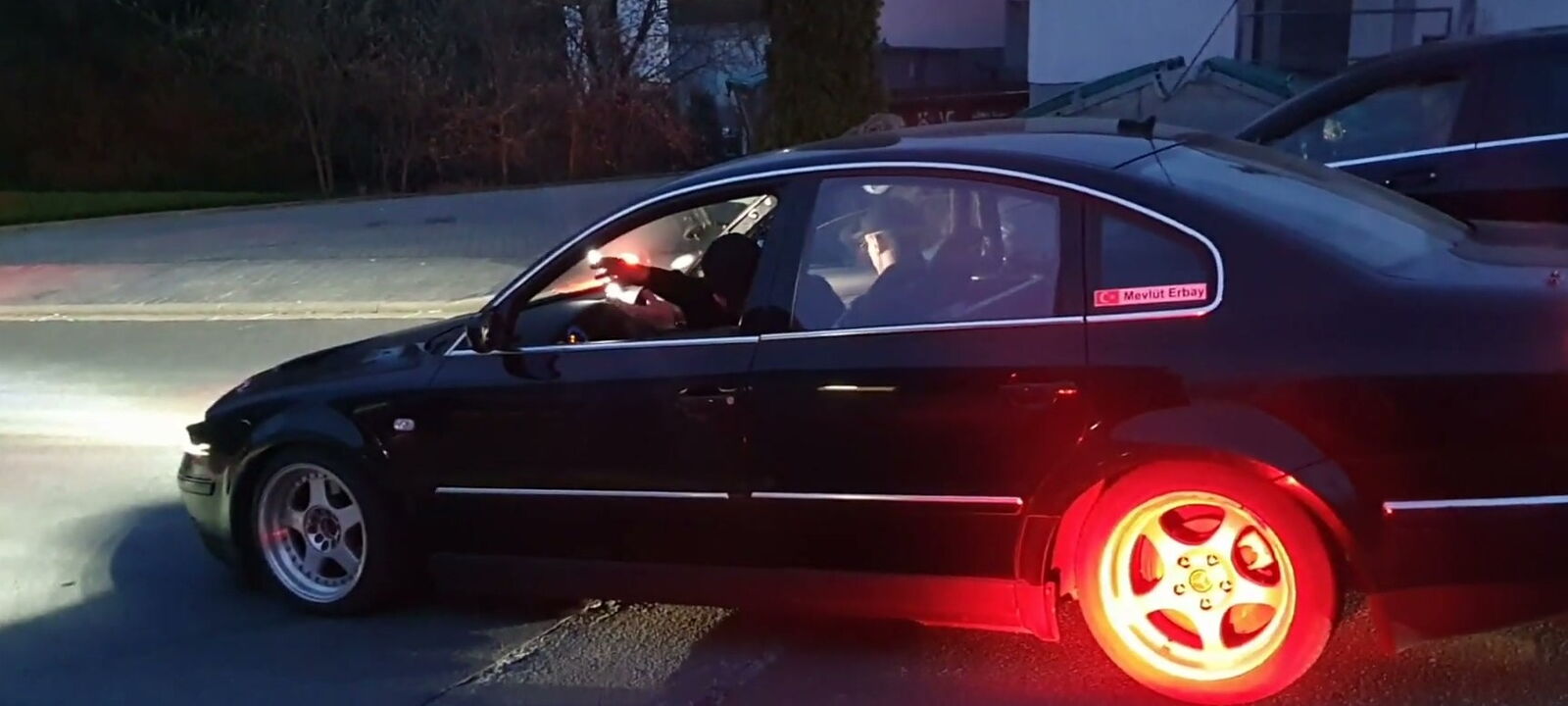 Nachtdreh fürs Musikvideo „Redlights“: VW Passat mit glühender Bremsscheibe