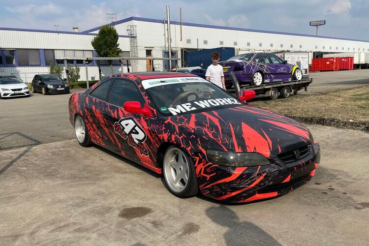 Honda Accord Coupé mit Heckantrieb und BMW-Sechszylinder, rot-schwarze Folierung mit der 42