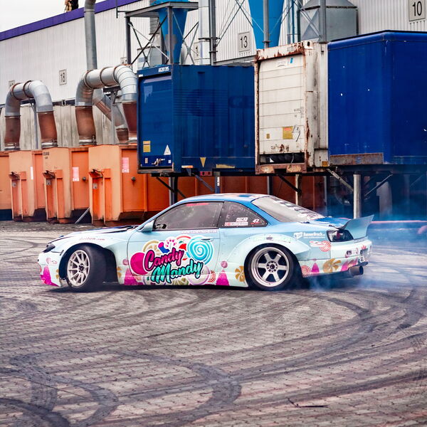 S14.9 mit Candy-Folierung quer im Rauch