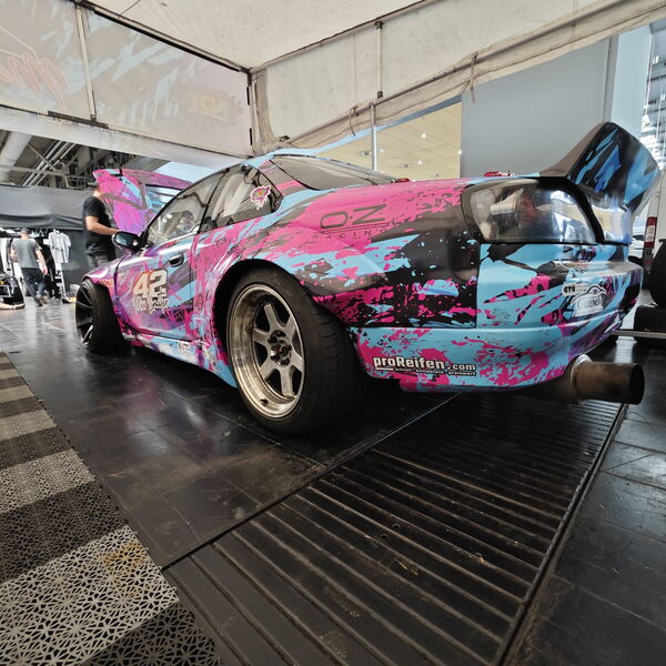 S14.9 mit offenen Türen im Fahrerlager-Zelt bei den PS Days 2024