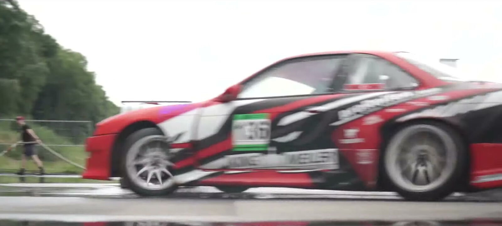 Rote Nissan S14 mit Startnummer 136 im Drift
