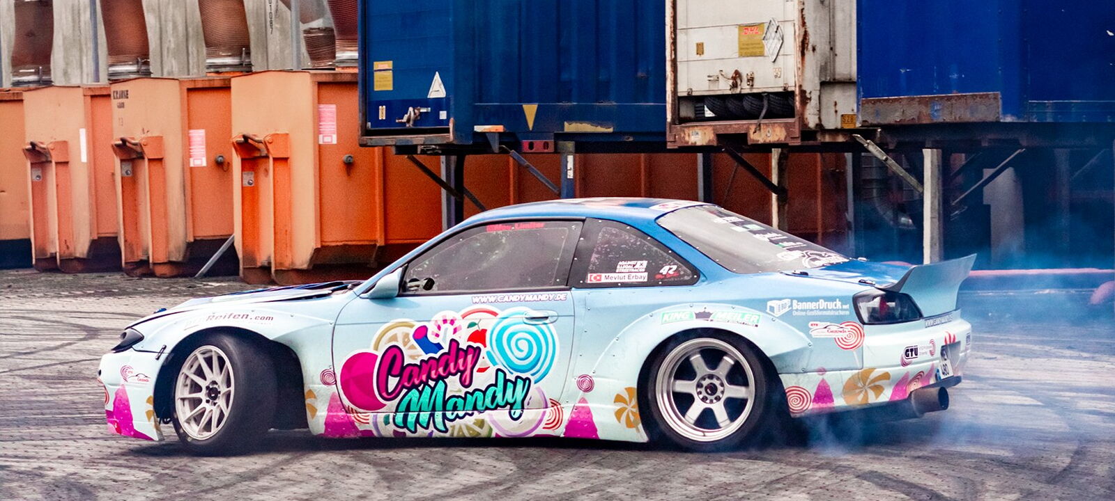 S14.9 mit Candy-Folierung quer im Rauch