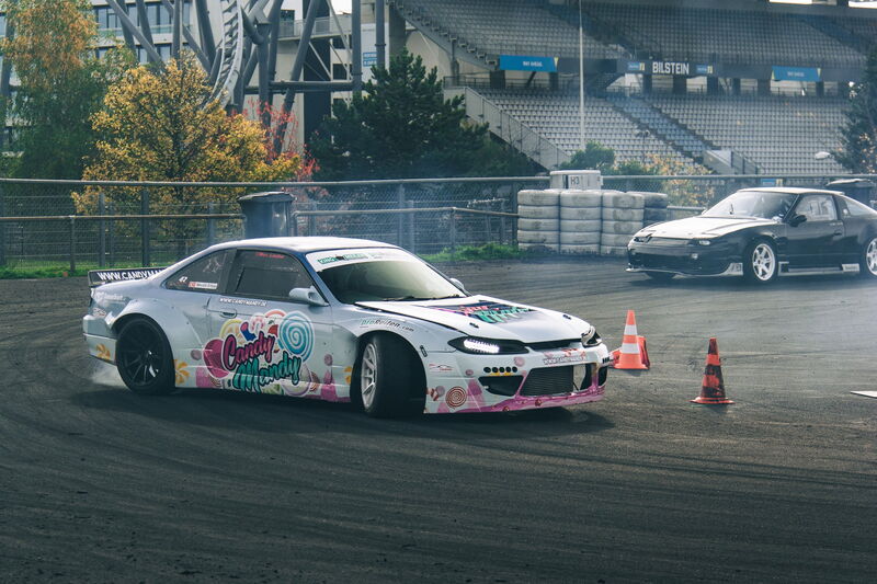 S14.9 in Candy-Folierung im Drift vor einem zweiten Drift-Auto, 2022