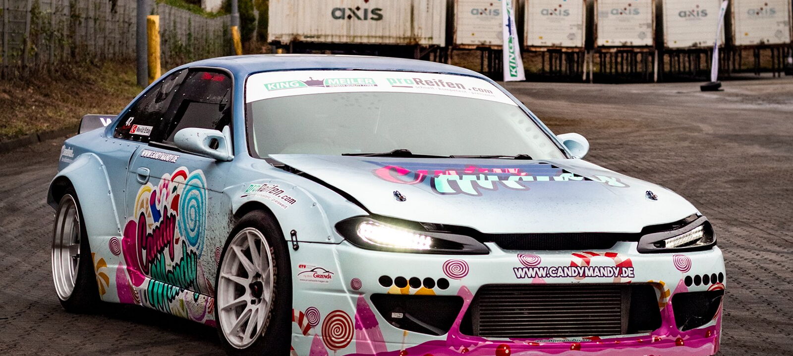 S14.9 in Candy-Folierung von vorn im Drift