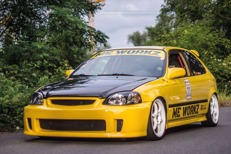 Gelber Honda Civic EK4 mit B16-Turbomotor, Carbon-Motorhaube und weißen Felgen