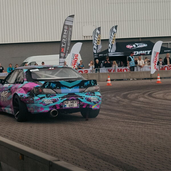 Die S14.9 von hinten im Drift, Zuschauer und Banden im Hintergrund