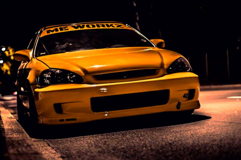 Der gelbe Honda Civic EK4 mit Startnummer 42 nachts auf der Straße