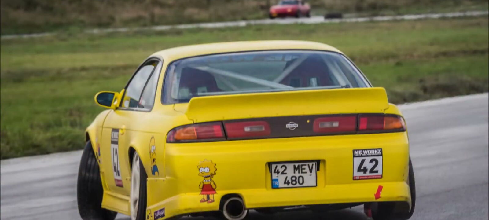 Gelbe Nissan 200SX S14 mit RB25 und Startnummer 42 am Circuit Emmen 2017