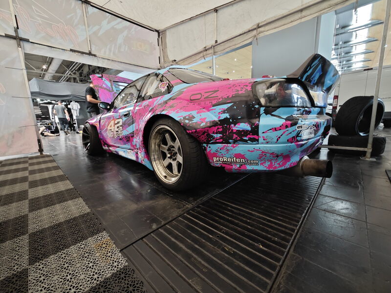 S14.9 mit offenen Türen im Fahrerlager-Zelt bei den PS Days 2024