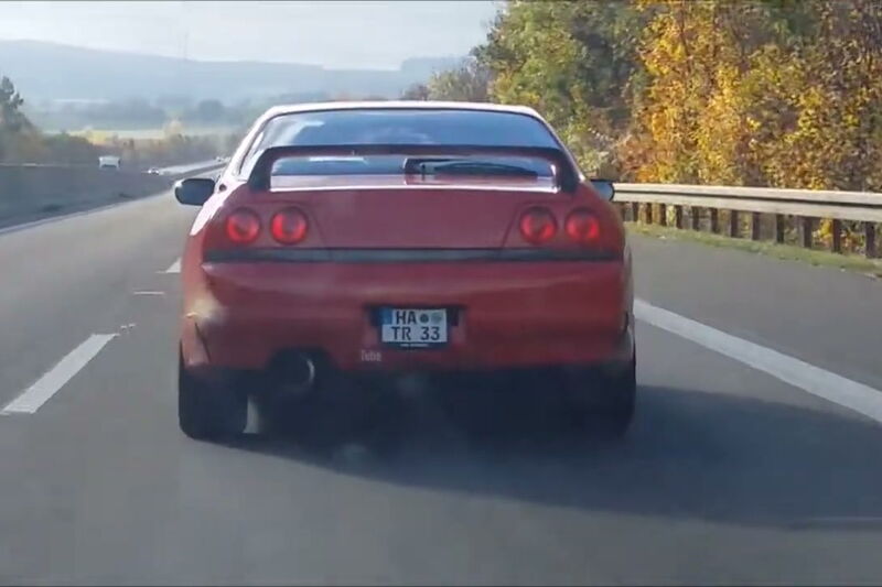 Roter Nissan Skyline R33 GTS-T mit Holset-Turbo, 2016